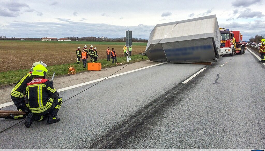 A8 - Umgestürzter Anhänger - Sturmtief Niklas